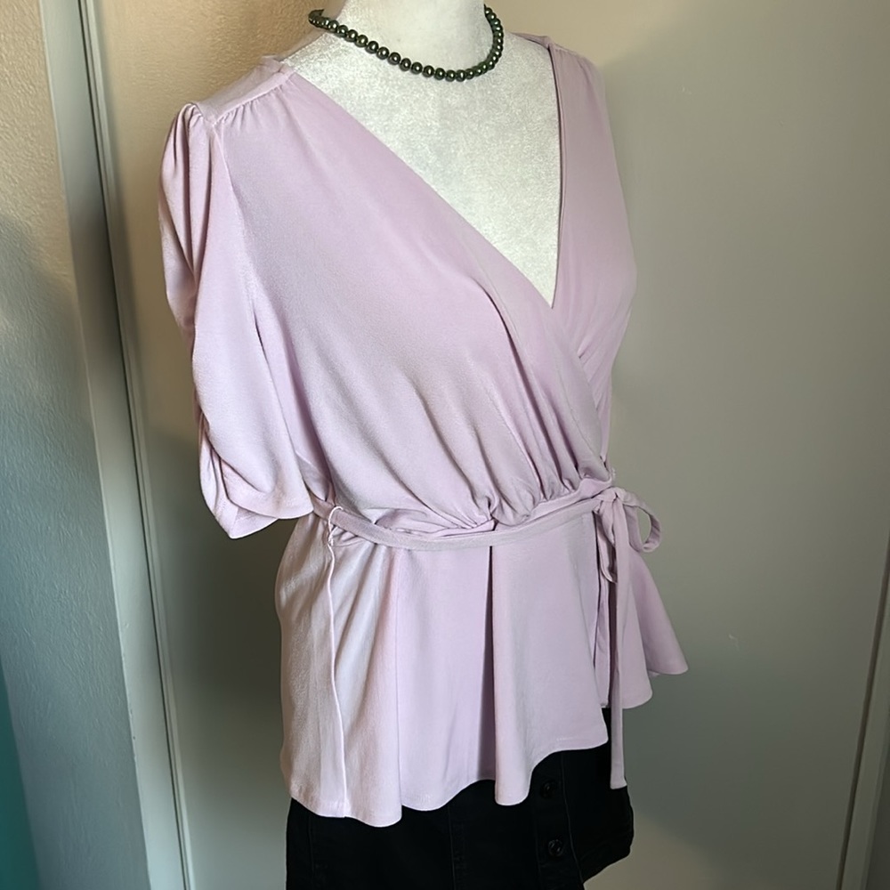 New Express Women’s Pastel Lilac Surplice Ruched Half Sleeve VNeck Peplum Blouse - Picture 2 of 6